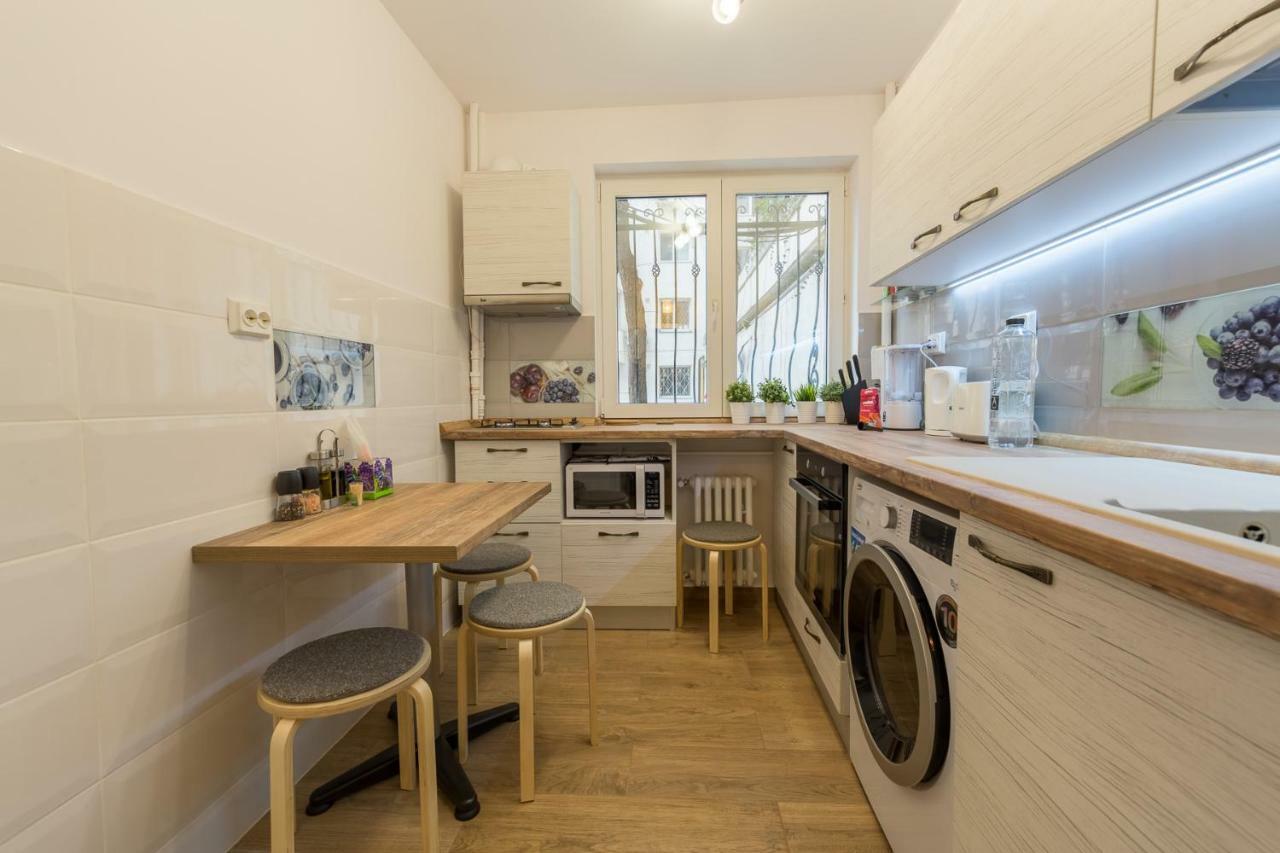 Central Stylish & Cozy One Bedroom Apartment - Adela Accommodation - Ideal For Long Stays Bucarest Extérieur photo