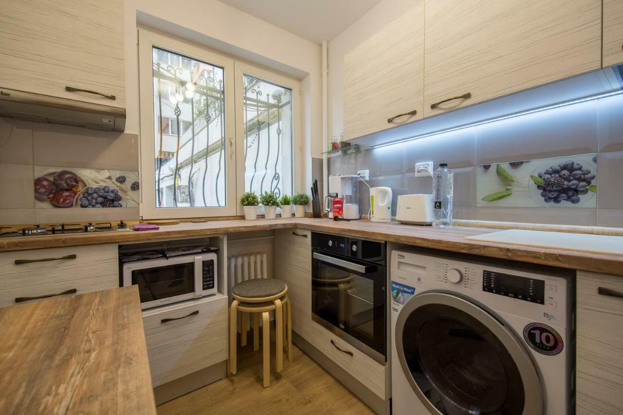 Central Stylish & Cozy One Bedroom Apartment - Adela Accommodation - Ideal For Long Stays Bucarest Extérieur photo