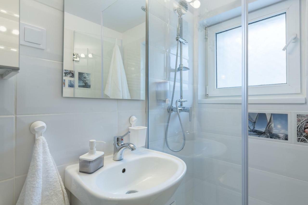 Central Stylish & Cozy One Bedroom Apartment - Adela Accommodation - Ideal For Long Stays Bucarest Extérieur photo