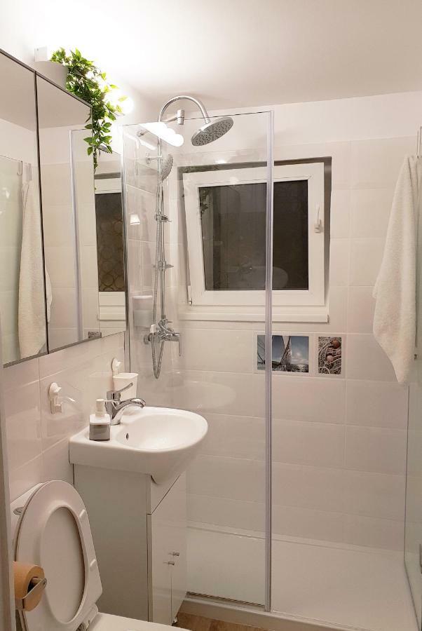 Central Stylish & Cozy One Bedroom Apartment - Adela Accommodation - Ideal For Long Stays Bucarest Extérieur photo